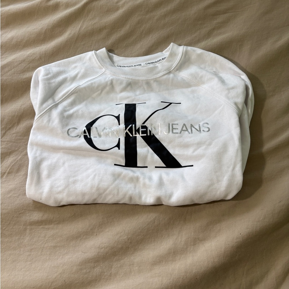 White Calvin Klein sweatshirt